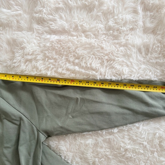 Women’s Under Armour Olive Quarter-Zip Sweatshirt - Size XL - Picture 9 of 9